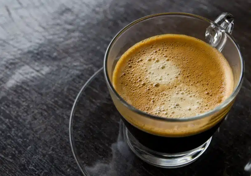 Fügen Sie Ihrem Morgenkaffee einen Teelöffel hinzu. Es verbessert die Konzentration, beschleunigt den Stoffwechsel und normalisiert den Blutzuckerspiegel.