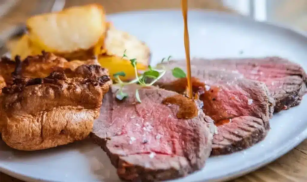 Dieses Fleisch ist magerer und gesünder als Schweinefleisch. Es ist reich an Eisen und Eiweiß, muss aber mariniert werden.