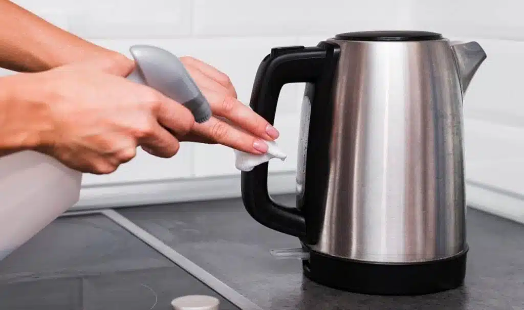 Kartoffelschalen statt Essig: Einfache Möglichkeiten, Kalk geruchlos aus dem Wasserkocher zu entfernen