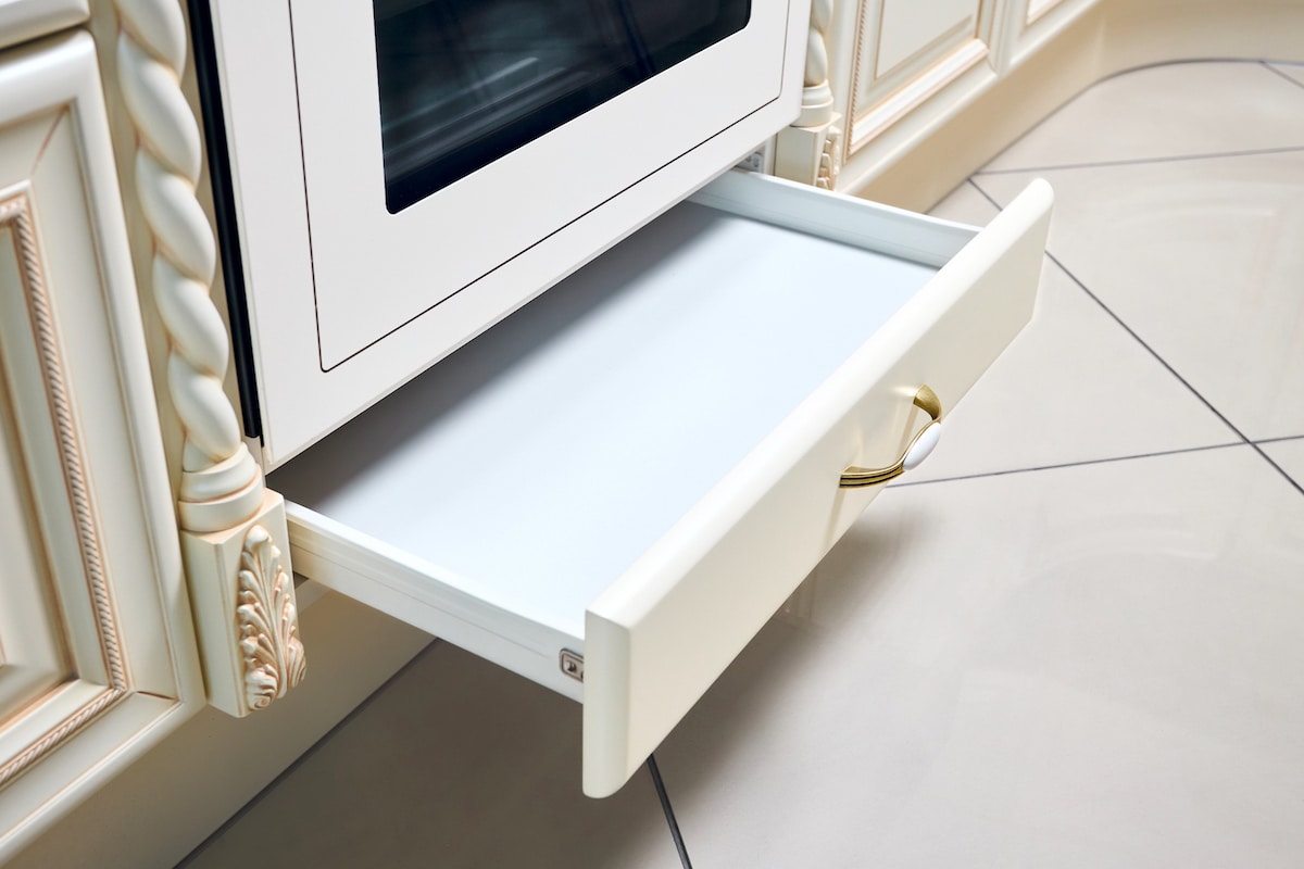 Jahrelang wurde es für einen anderen Zweck genutzt: Wozu dient eine ausziehbare Schublade unter dem Backofen eigentlich?