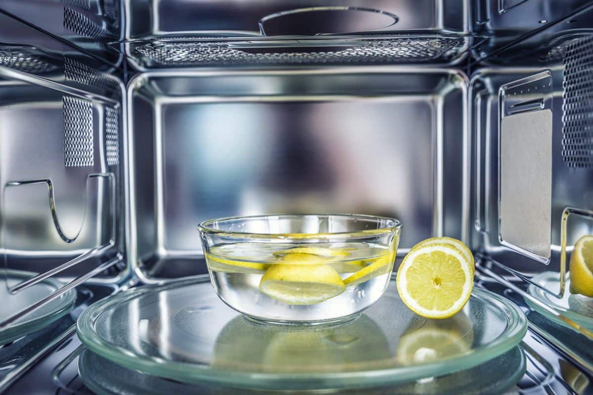 So legen Sie eine Zitronenscheibe in einen ausgeschalteten Mikrowellenherd: Wozu dient sie und warum wird sie empfohlen?