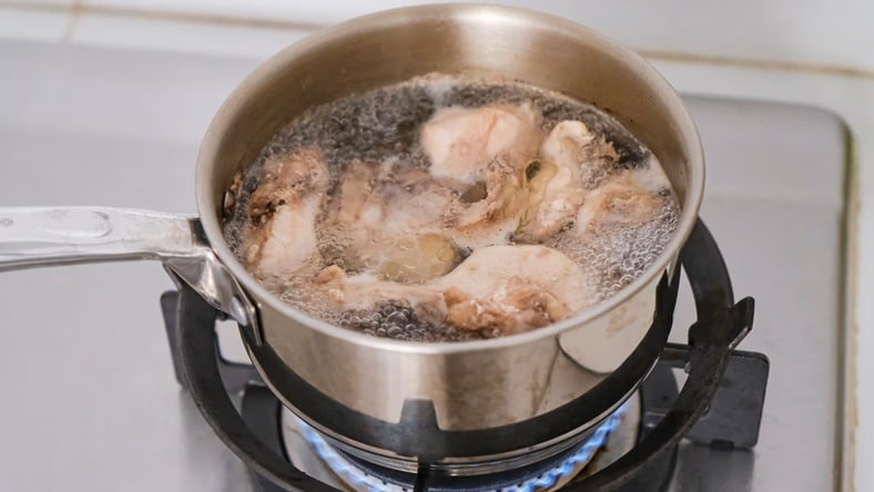 Soll das Fleisch für die Brühe in kaltes oder heißes Wasser gelegt werden? Daran besteht kein Zweifel.