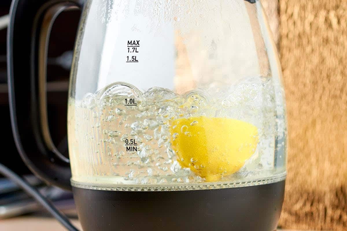 Kartoffelschalen statt Essig: Einfache Möglichkeiten, Kalk geruchlos aus dem Wasserkocher zu entfernen