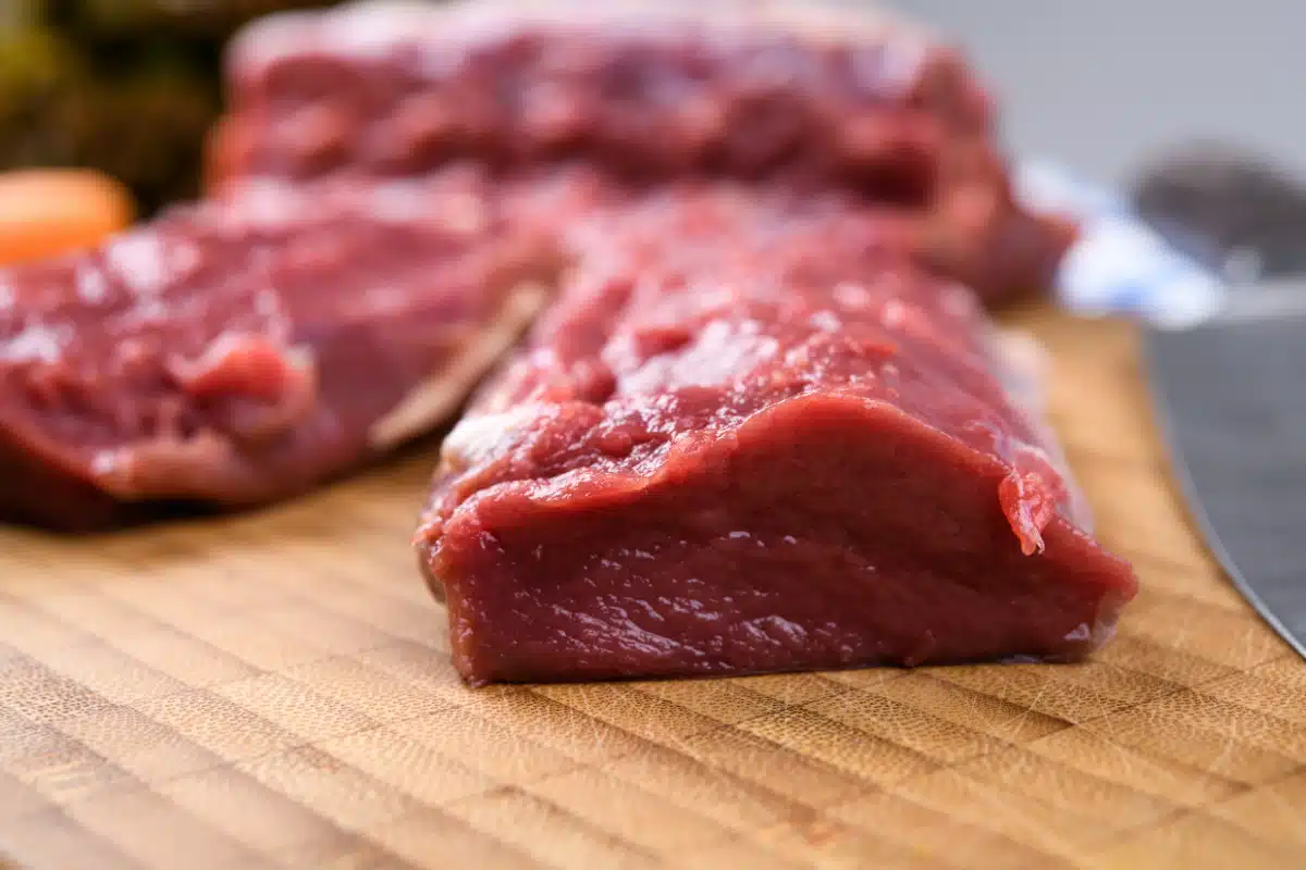 Dieses Fleisch ist magerer und gesünder als Schweinefleisch. Es ist reich an Eisen und Eiweiß, muss aber mariniert werden.