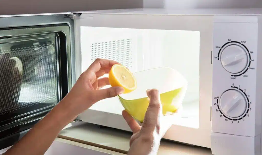 So legen Sie eine Zitronenscheibe in einen ausgeschalteten Mikrowellenherd: Wozu dient sie und warum wird sie empfohlen?