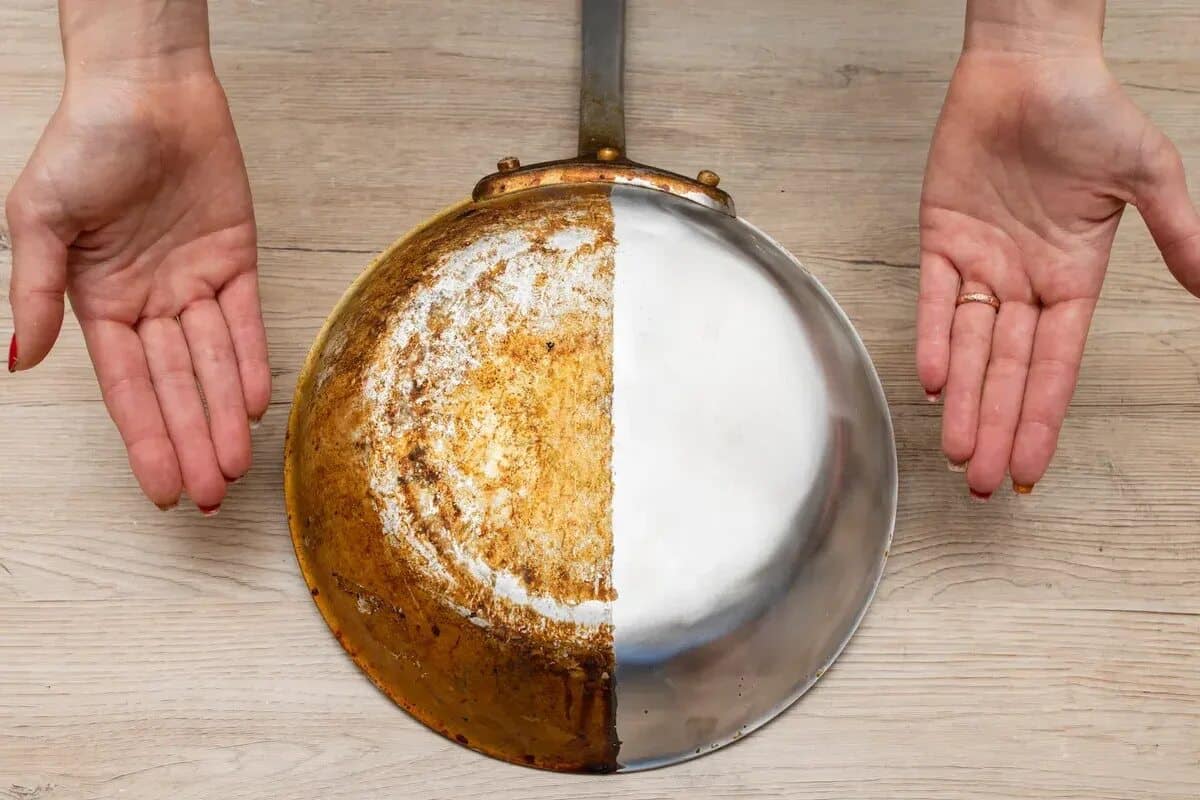 So reinigen Sie eine Pfanne, wenn normales Geschirrspülen nicht hilft