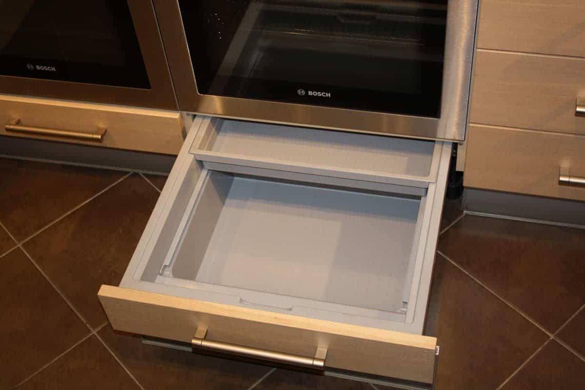 Jahrelang wurde es für einen anderen Zweck genutzt: Wozu dient eine ausziehbare Schublade unter dem Backofen eigentlich?