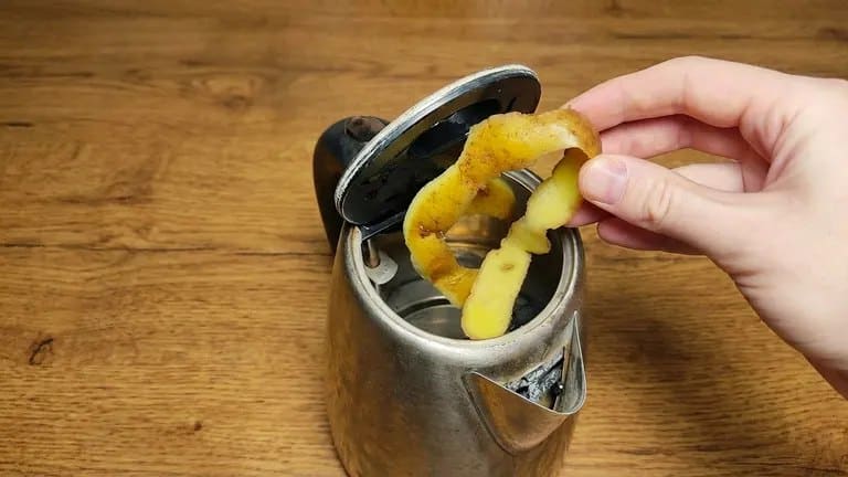 Kartoffelschalen statt Essig: Einfache Möglichkeiten, Kalk geruchlos aus dem Wasserkocher zu entfernen