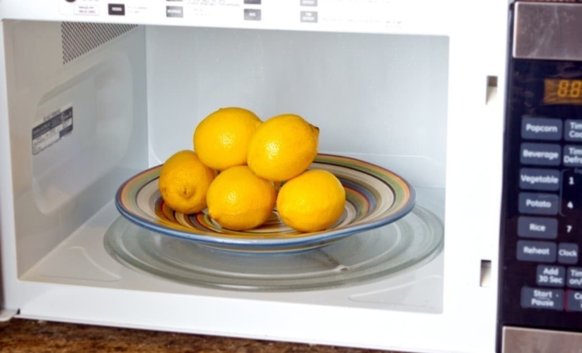 So legen Sie eine Zitronenscheibe in einen ausgeschalteten Mikrowellenherd: Wozu dient sie und warum wird sie empfohlen?