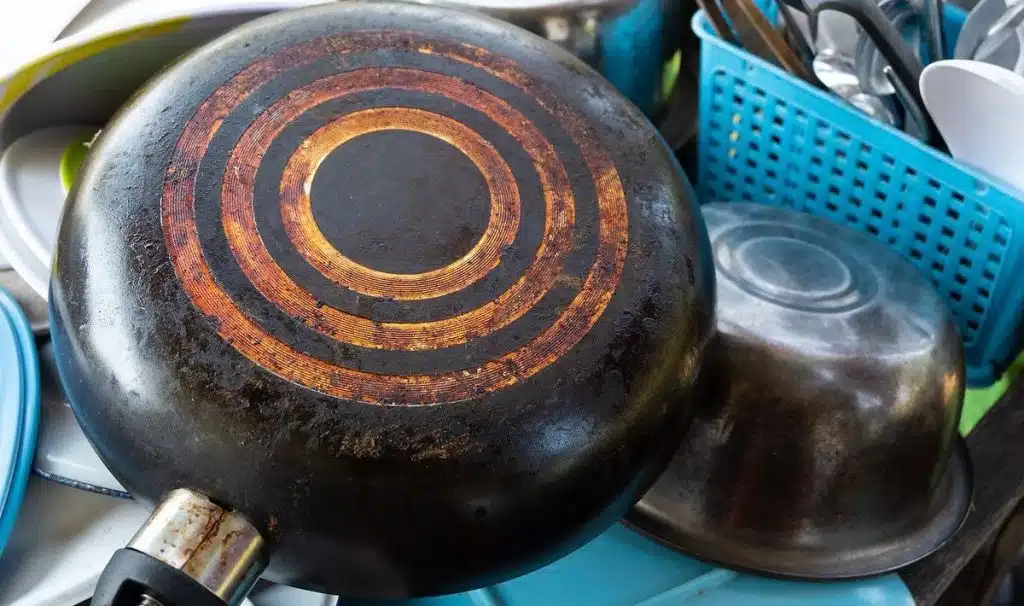 So reinigen Sie eine Pfanne, wenn normales Geschirrspülen nicht hilft