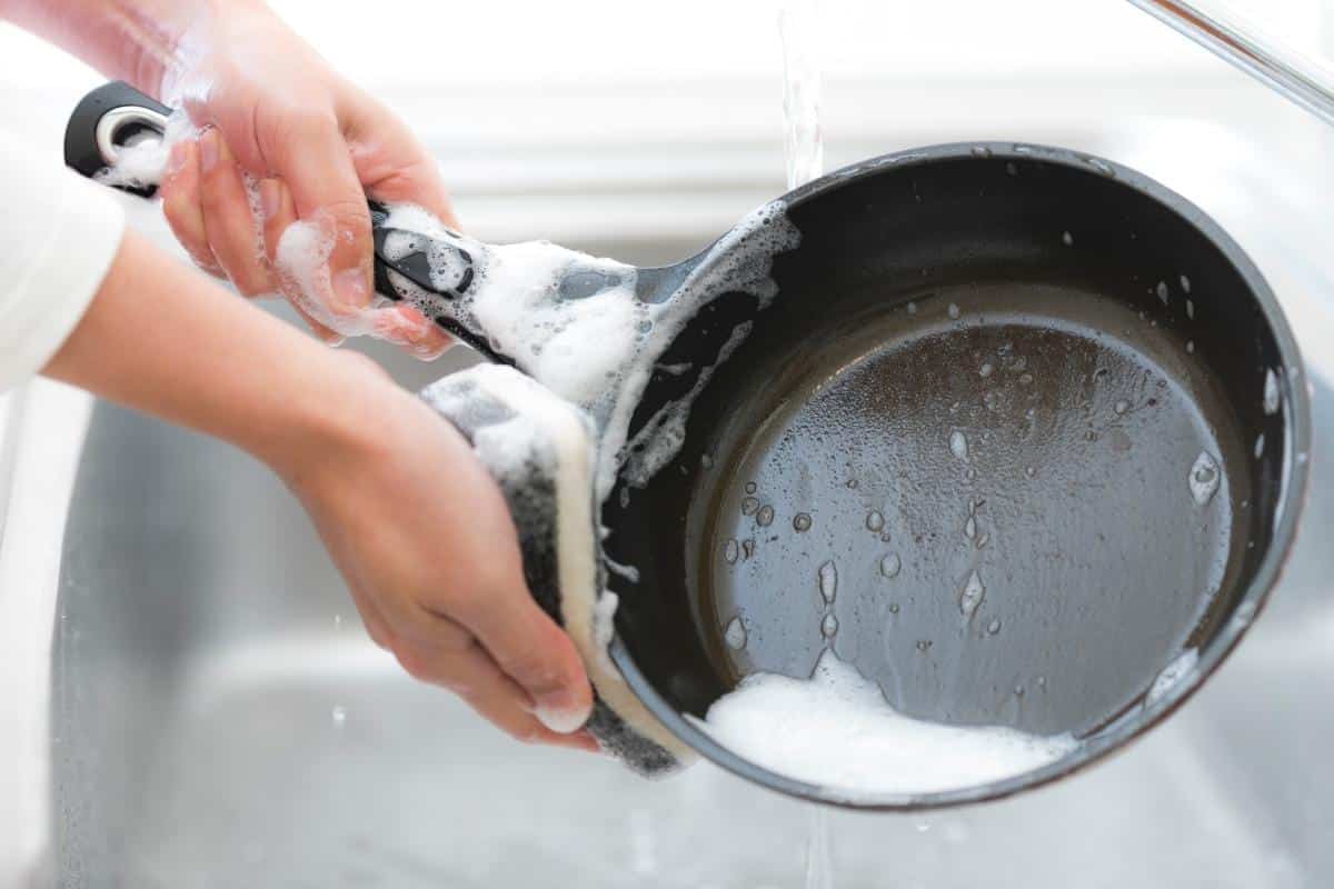 So reinigen Sie eine Pfanne, wenn normales Geschirrspülen nicht hilft